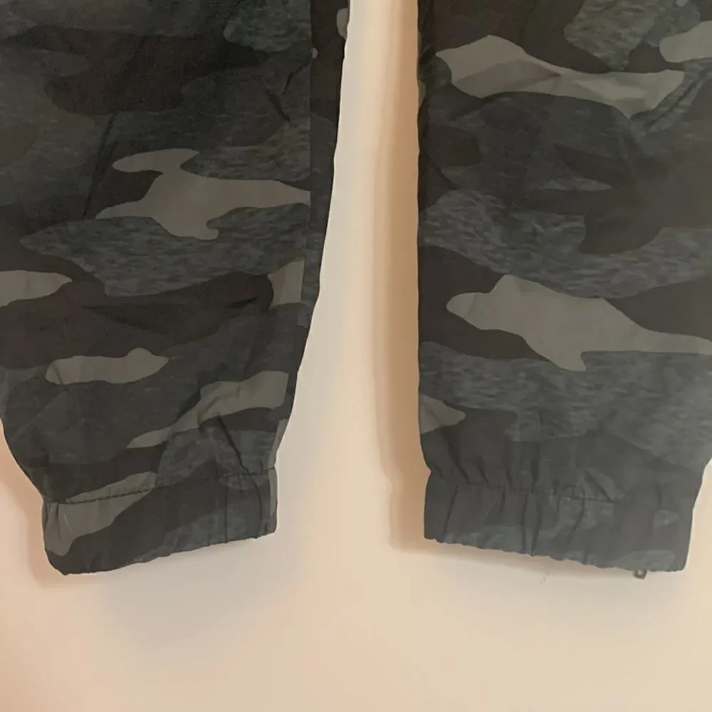 Old Navy active camouflage mid rise joggersSize XS NWT